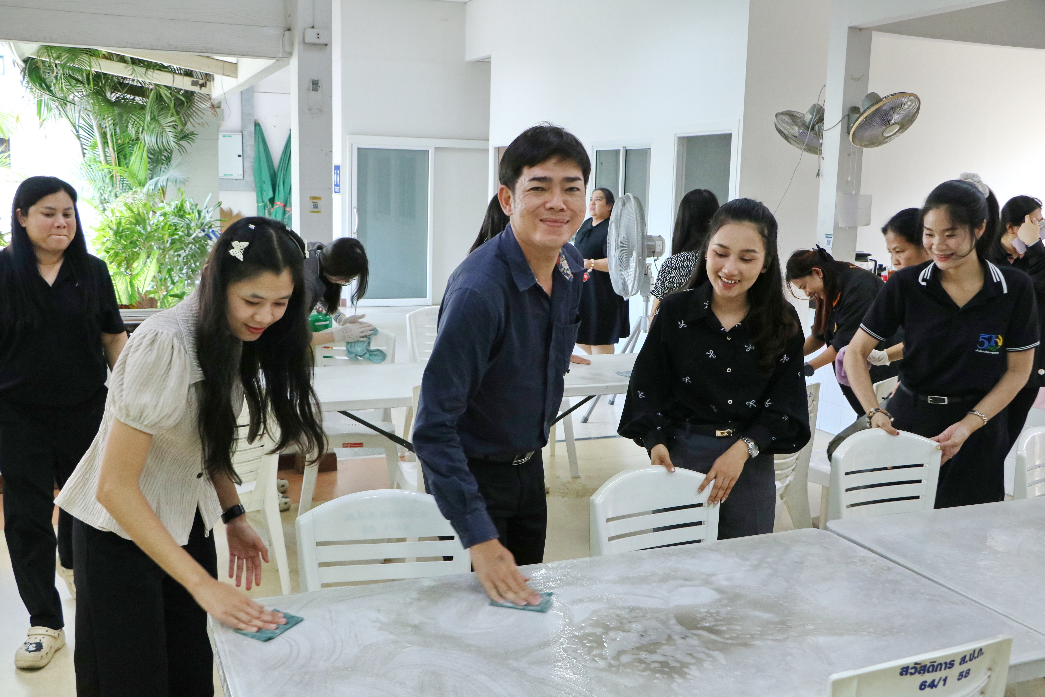 title - ส.ป.ก. โดยกองการเจ้าหน้าที่จัดกิจกรรมสร้างเสริมบรรยากาศและสภาพแวดล้อมที่ดี ในร้านค้าสวัสดิการและโรงอาหารสวัสดิการ